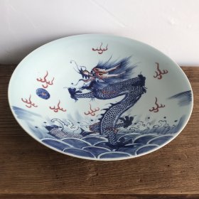 青花釉里红龙纹斗笠赏盘，器型规整，画工精细，龙纹逼真，釉色温润！