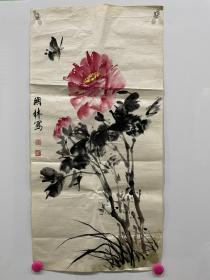 上海画家 张关林 牡丹戏蝶一幅 尺寸：69*34.5cm
擅长花鸟，画得一手活灵活现的牡丹。现任海墨画社、牡丹画院画师、苍松画社、东方艺术院指导老师。