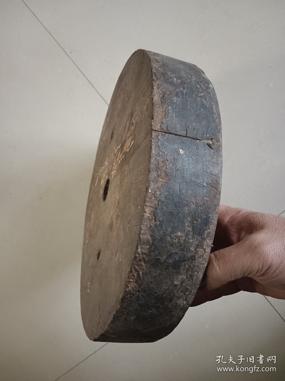 老圆形木头 可当茶座 摆件座 直径30厚度5.7 重1.5公斤左右 背面有榫卯固定 中心有孔