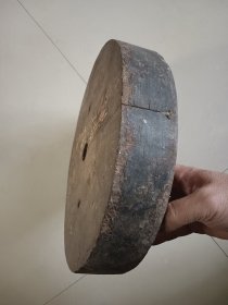 老圆形木头 可当茶座 摆件座 直径30厚度5.7 重1.5公斤左右 背面有榫卯固定 中心有孔