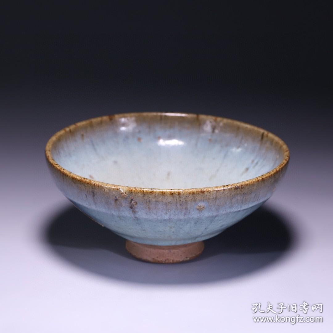 金代，钧窑大碗尺寸口径18cm,高8.5cm。，造型古朴大气，釉水肥美滋润，釉色漂亮，底部瓷胎外露，值得收藏投资，