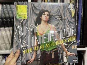 现货包邮 Amy Winehouse Live At Glastonbury 2007 透明胶 黑胶唱片LP 拍下不接受退款，全新未拆封唱片，所有唱片运输痕迹在所难免，不承担唱片内部不可见问题，如跳针、有炒豆声、划痕等问题！不承担运输冲顶、小折角等，偏远地区不包邮！