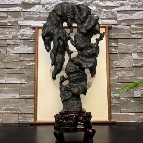 超级八音磬石！ 尺寸：63/30厘米 家庭客厅，公司，厂矿企业，集团等放置佳品， 实物超乎您想象！石皮美不可言，黑辣，有力！ 收藏级宝物！