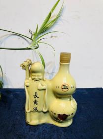 七八十年代 长寿液老酒瓶一个！老寿星造型十分漂亮！带盖无残！收藏精品