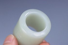 晚清 和田玉吉祥如意纹扳指。 规格:3.1*3.4*2.2cm 重47g