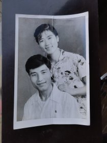 六七十年代夫妻合影布纹纸老照片大幅照片