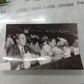 阿科斯培与朱镕基市长在上海万体馆看世界排球竞标赛（1985.9.30）原照片尺寸15x9.5cm