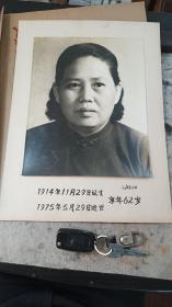70年代肖像照片，尺寸很大，约32*42cm，带包装袋，毛笔写字