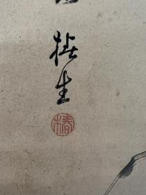 日本名画家椿椿生仿陈道复(1483～1544)画作 鹰图。纸本立轴一件。经年痕迹，85品。陈道复：名淳，字道复，以字行，更字复甫，别号白阳山人，长洲县(今苏州市区)人，生于明成化十九年(1483年)，明书法家。师事文徵明，“涵揉磨琢，器业日进”，凡经学、古文、诗词、书画，皆臻其妙。无意功名，寄迹山林。轻金钱财资，为乡里人所敬。绘事精写意花卉，亦能作山水画，造诣较高。工书法，