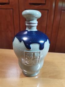 瓷酒瓶收藏品，造型独特，仿开片精美，品相完美。