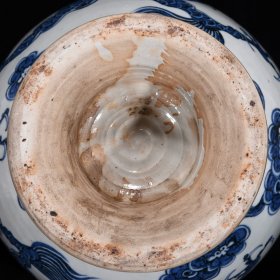 元青花龙纹鸡腿罐，高36.5厘米，直径32厘米.