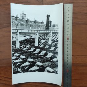 1958年，吉林长春第一汽车制造厂生产的解放牌汽车，待运出厂