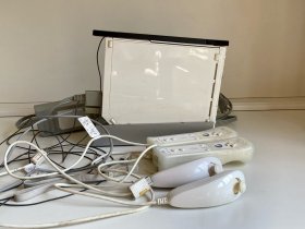 任天堂Wii游戏机，型号：RVL-001(KOR)，白色韩版，开机正常，附带一张奥林匹克游戏光盘，开机就可以玩。 主机、底座、感应条、手柄2个、遥控器2个、原装电源线和连接线