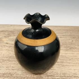 建窑油滴花口瓶，高18.5厘米，直径13厘米