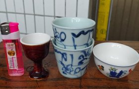 4个杯子合拍，刀字纹青花杯2个，手绘。鸡缸杯1个。酱釉龙纹杯1个，年代不详。尺寸与打火机作对比。