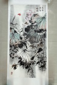 花鸟画，写意画法，秦少甫最得意的弟子，寒山老师的大作，寒山老师原名韩光前，现为河北省美协会员，寒山老师的真人真迹纯手绘作品，本人承诺假一赔万，支持第三方鉴定。老师的花鸟整个构图非常漂亮，画的很灵动，惟妙惟肖，写意画就是要看整个构图。尺寸：1米×50公分，三尺整张的，家里客厅，卧室，书房，茶室，玄关，中堂都可悬挂，宣纸画心已经托底了，回家可以直接装框，不用再装裱了。