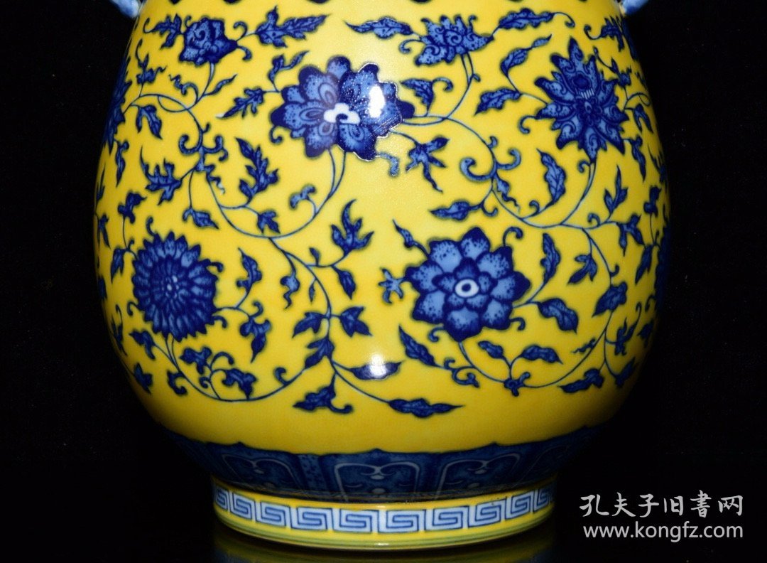 清乾隆黄釉青花缠枝花卉纹双耳尊，高33×25厘米