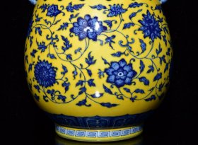 清乾隆黄釉青花缠枝花卉纹双耳尊，高33×25厘米