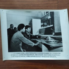 1978年，共青团十大代表、上海市卢湾区瑞金医药中心店团支部书记王坚强，研制出数控中药配方机