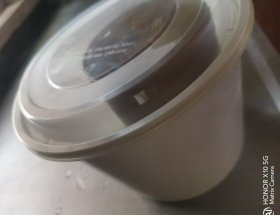 几个餐盒。有薄塑料的，有玻璃的，铁皮的。