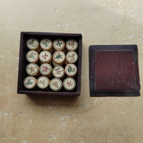 清代红木盒子装骨质象棋一付，纯手工制作，少三个后盖，实物拍摄
