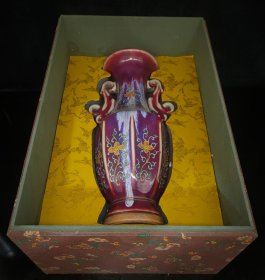 Y珍藏锦盒内装钧瓷花瓶一件，尺寸细节如图所示，瓷器重约2.12公斤，