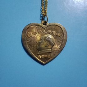 载有《毛主席像》和《周总理像》的纪念章1枚（此纪念章为“❤”形，3×3厘米；合金材质，工艺精湛；以面为毛主席像；另一面为周总理像；伟人像章，值得收藏）