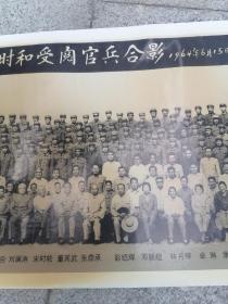 毛主席刘主席等党和国家领导人检阅北京济南部队军事训练时和受阅官兵合影。