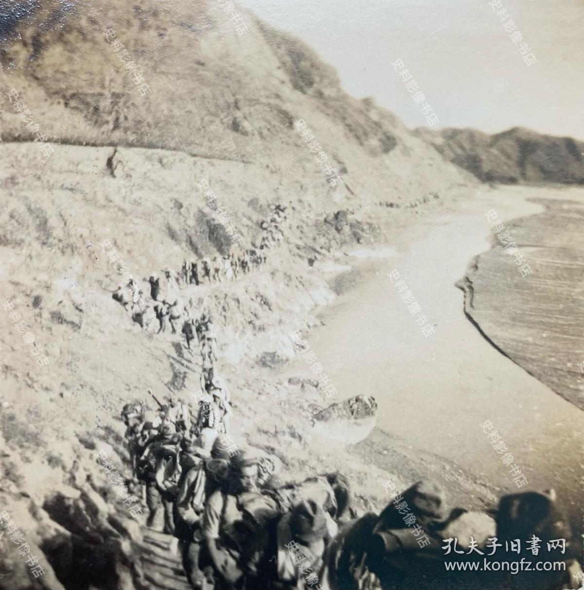 1941年 山西省山区地带沿河行军的日军步兵第213联队 原版老照片一枚（步兵第213联队，代号“弓6822部队”，1939年2月编成后，和其他第33师团所属联队一起被编入第11军的麾下，从新潟港到中国的华中战线，驻扎在赣北安义、武宁地区，同年9月至10月，随师团参加了第一次长沙会战。1941年4月随师团调往华北，驻扎在山西省，在阳城县、中条山区等地作战，同年11月南下东南亚作战。）