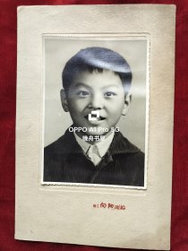1972年帅气小男孩老照片，有卡纸