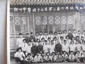 1960年德州市黎明街小学第三届六年级毕业师生合影（背景古建筑）