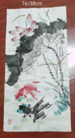 著名花鸟画家王国莹清趣金鱼图，软片，76×38cm，主画面荷花金鱼，题名“清趣”，落款“丁亥冬国莹写”，钤印“国莹书画”“陶情写意”二方，除右下角有些水渍外无破漏，喜欢的拍去。