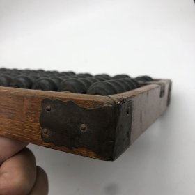 60年代勤俭牌13档算盘，长36宽18高3.3厘米，很重有1250克，珠子好像是塑胶的，铜包角不松动，整体完好（品如图）