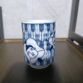 日本带回来的一个小杯子。可以喝茶，摆件做笔筒未使用。