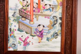 珠山八友之王大凡作品赏析！ 红木平雕框镶粉彩人物瓷板画中堂竖挂屏！ 《乐在其中》 尺寸高100宽60