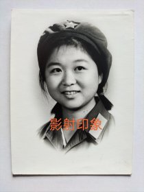 漂亮的女军人照片一张