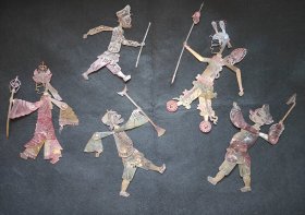 陕西华县（华州）手工老皮影 /《西游记》系列 / 人物介绍 : 唐僧、孙悟空、猪八戒、沙和尚、哪咤共 5 个人物 / 哪咤的头是活动的可以方便拆卸组装，换服装，并非质量问题 / 详细尺寸请看详情页拍摄图（手工测量有误差） / 品相、尺寸已拍摄图为准