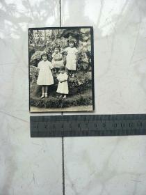 1938年8月昆明圆通山圆通公园四姐妹合影。。民国盐银照片