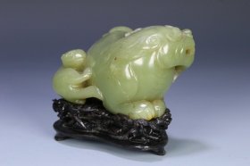 清代 和田黄玉子母瑞兽摆件，尺寸10.5*8.8*6厘米，重598克