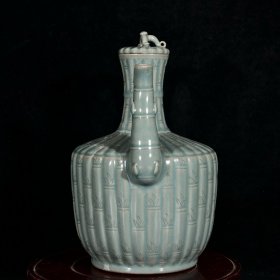 大宋高丽青瓷雕刻竹子高风亮节纹执壶
高23.3宽17厘米2