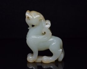 古玉精品，传世玉器，和田玉飞兽 规格: 6.2×4.6×2.0厘米 重 68克。 玉质温润细腻，沁色自然，刀功老道，皮壳包浆一流，雕刻生动，线条流畅，品相完美！