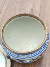 青花双耳陶瓷粥罐，高度约18cm，盖钮和一耳有损。