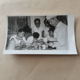 60年代黑白照片，聚餐【22】