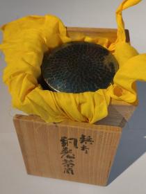 日本玉川堂，纯手工锤打铜制茶叶罐。
品相好，带贡箱贡布。尺寸如图，罐内如新。