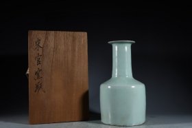 旧藏南宋 官窑粉青釉纸锥瓶