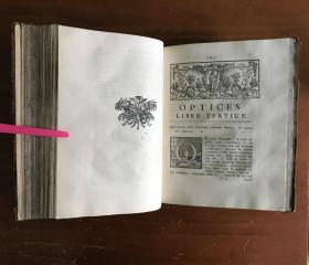 1740年，艾萨克 牛顿 《光学》， 关于光的反射、折射、弯曲和颜色。一卷全，拉丁语，极珍贵稀有的科学名著之古典原版，牛顿最重要的两部巨著之一，牛顿粒子或光发射理论的经典表述和首次完整介绍，书首页牛顿大幅铜版雕像，红黑套印和铜版画书题页，书内另含12幅极精彩的折叠铜版画，铜版画背景首大字母及页首横幅花纹装饰，摩洛哥犊皮原版外封，烫金竹节书脊，18.5X24.2CM。