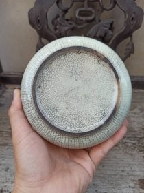 清代哥釉鱼篓形围棋罐 造型别致,开片自然,瓷胎细腻,釉面肥厚,器型规整,胎质精良,胎釉俱佳,图八内里有开片加深线。