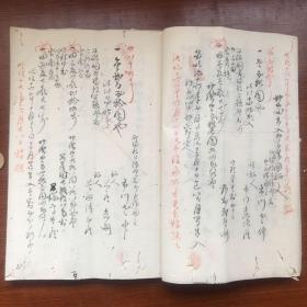 清未档案，1893年（日本明治二十六年）时期，由宫本乡区裁判所收集的证据、状子、证词等合集，厚厚的一本，片幅有限，没照完，多枚印章。具有丰富的历史、政治研究价值，毛笔书写，内容丰富，因为年代久远，有虫蛀，具体见图，包真包老，拍前看好，拍后不退。