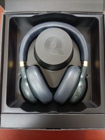 JBL E55BT Quincy版无线蓝牙头戴式耳机耳麦 HIFI音乐耳机+游戏耳机，有线控，线长1.2米，内置麦克风，黑色，重200克，便携出街，旅行降噪，TV、运动、商务会议、学习、语音游戏均可适用耳机，买自京东，原价1398元，原包装附件齐全，现498元转让。