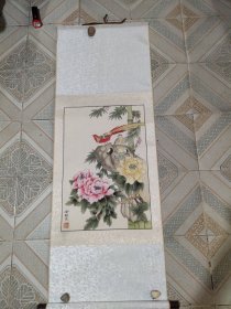 著名画家俞致贞工笔花鸟一幅，牡丹锦鸡，完整。43×63CM。俞致贞(1915-1995.5.)女，汉族，北京人。字一云，画室名百花书屋，著名花鸟画家。中国美术家协会会员，北京工笔重彩画会副会长，北京花鸟画会名誉会长 ，擅长工笔花鸟、草虫、蔬果。1934年拜于非闇为师，学小写意花鸟及工笔虫草，兼习瘦金体和篆书，后专攻工笔。1946年遵于先生之命，转拜国画大师张大千为师，同年秋入“大风堂”。